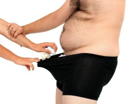 El pene pequeño de un hombre