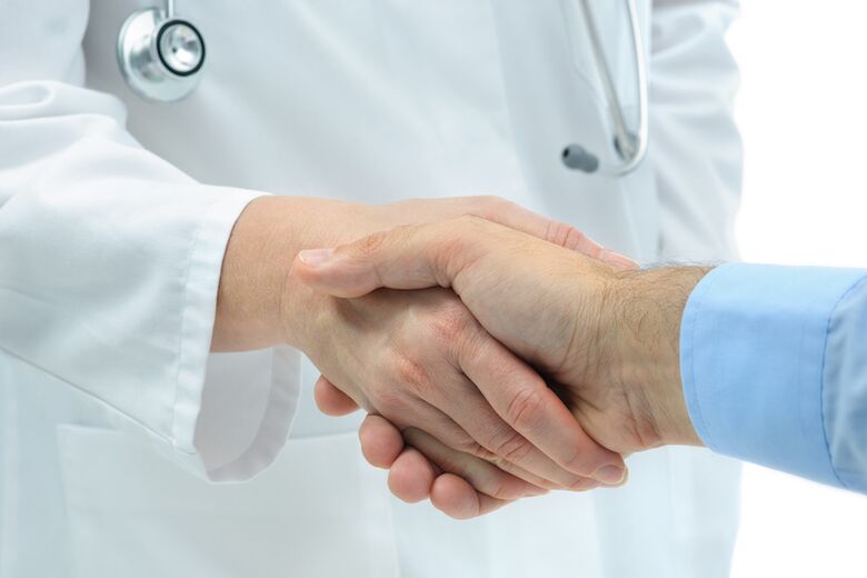 Consulta de un médico sobre un aumento en un miembro