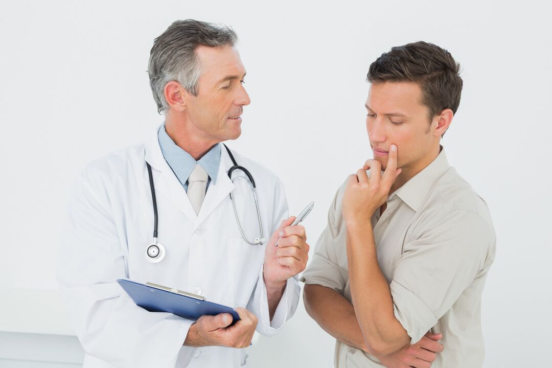Una consulta de un médico sobre el costo de un aumento en un miembro