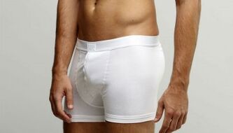 hombre con cirugía de agrandamiento del pene
