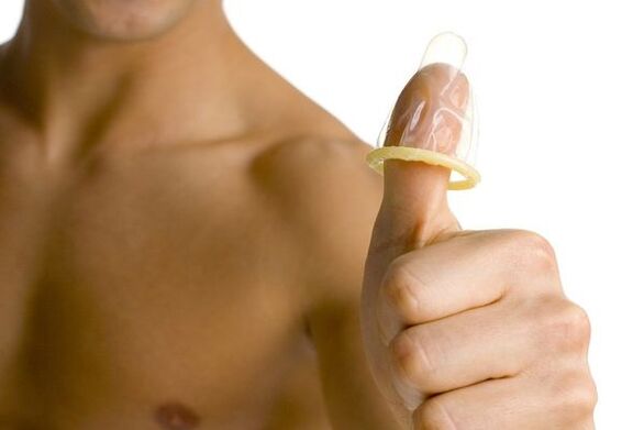 el condón en el dedo simboliza el agrandamiento del pene del adolescente