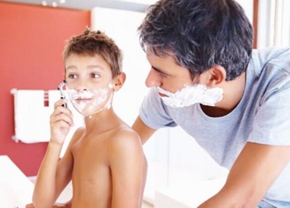 el padre le enseña al niño a afeitarse y agrandar el pene
