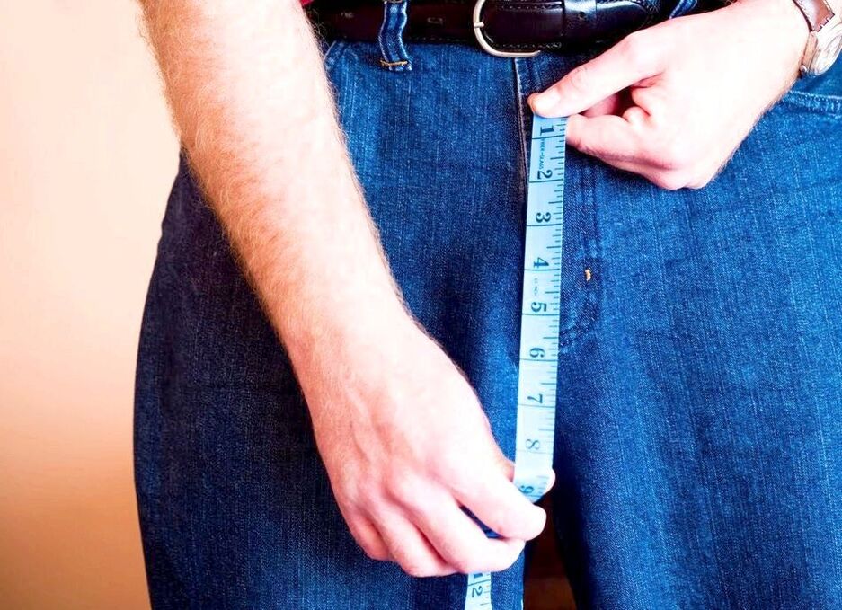 hombre midiendo el pene después del agrandamiento