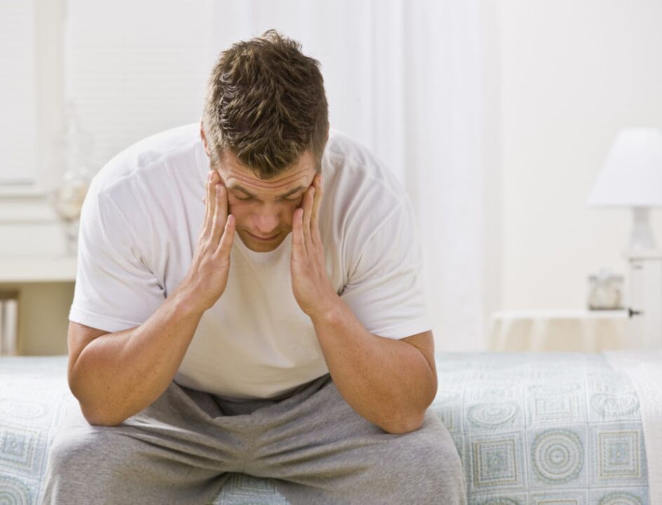 hombre pensando en agrandar el pene